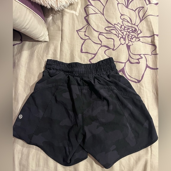 Lululemon black camo hotty hot shorts 4 in size 2 - Picture 3 of 3